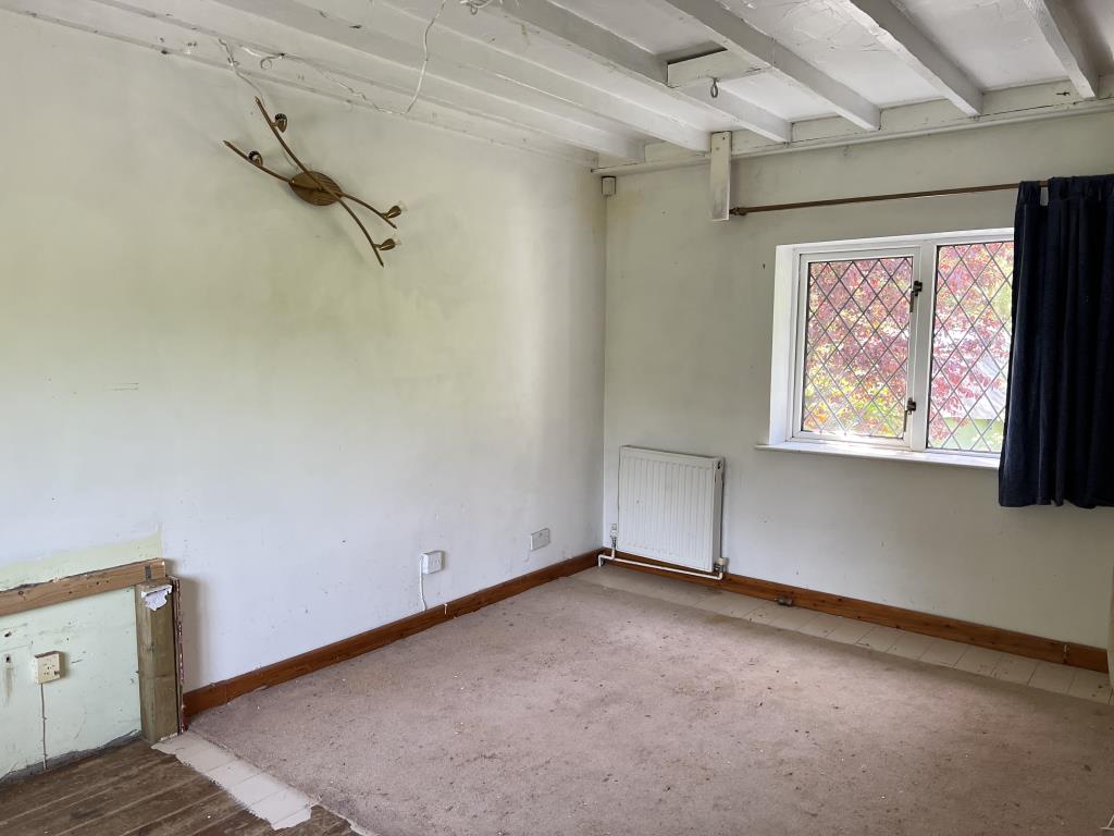 Lot: 35 - FOUR-BEDROOM PERIOD COTTAGE ON QUARTER-ACRE PLOT - Bedroom with smooth painted walls and painted exposed timber beams